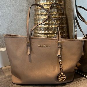 Michael Kors Perfect everyday tan tote! Excellent condition!